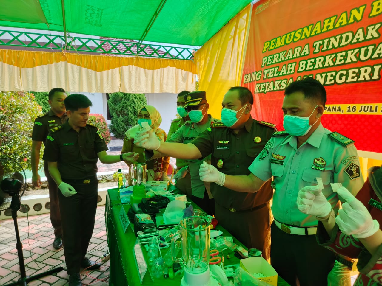 Foto/ Pemusnahan Barang Bukti Di Kantor Kejaksaan Negeri Tojo Una-Una. (foto:ais)