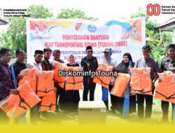 Bupati Tojo Una-Una Serahkan Perahu Transportasi bagi Siswa di Wilayah Kepulauan