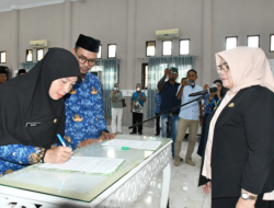 Wabup Tojo Una-Una Lantik 68 Pejabat Administrator dan Pengawas